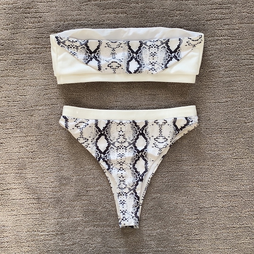 Like NEW Haute Swimwear Bikini Set Size M - Picture 2 of 5